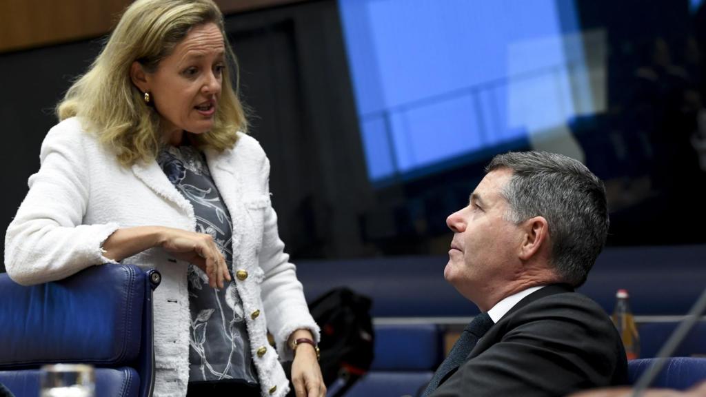 La vicepresidenta Nadia Calviño conversa con el presidente del Eurogrupo, Paschal Donohoe