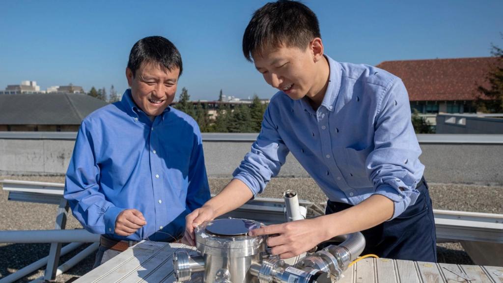 Shanhui Fan y uno de sus estudiantes postdoctorales poniendo a prueba el panel solar de doble capa