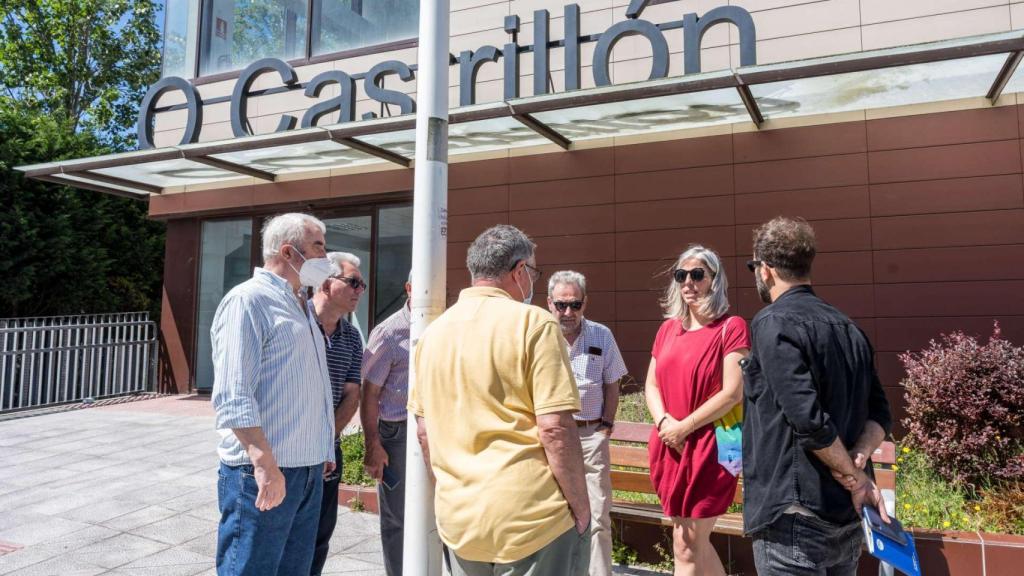 Miembros de Marea Atlántica en el polideportivo de O Castrillón