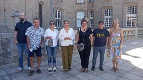 La concelleira de Acción Cultural del Ayuntamiento de Santiago de Compostela, Mercedes Rosón, junto a Xaquín López (Auditorio de Galicia) y los miembros de la compañía teatral Chévere