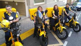 Carteros con las nuevas motos en Narón