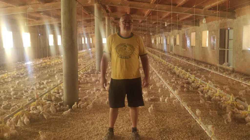 Eloy Ureña, granjero de pollos y responsable avícola de COAG, en su granja.