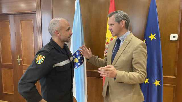 José Miñones con el jefe del Quinto Batallón de la Unidad Militar deEmergencias, José Alberto Barja.