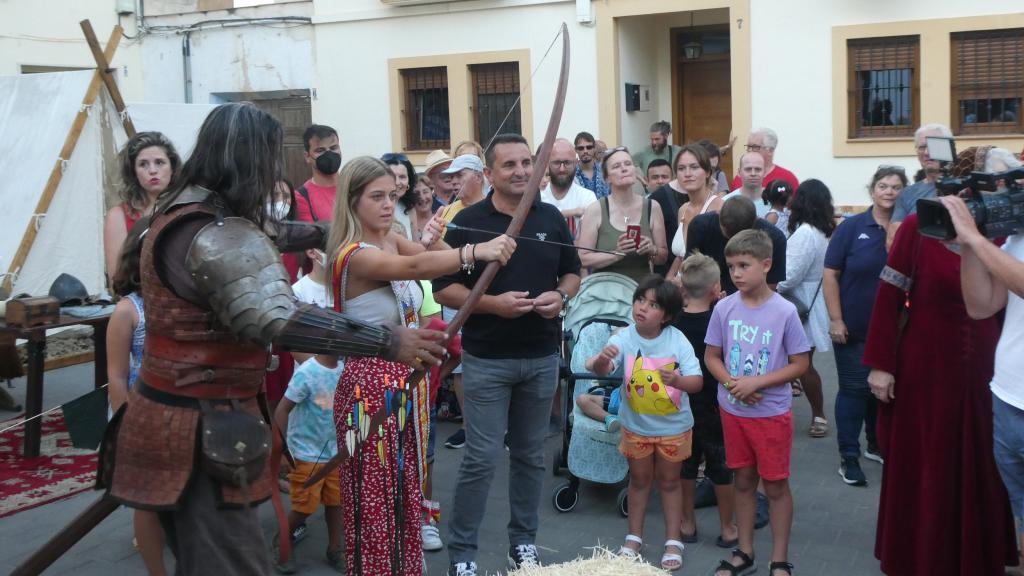 Demostración de la práctica de tiro con arco, con el alcalde y la reina de les Festes d'Agost.