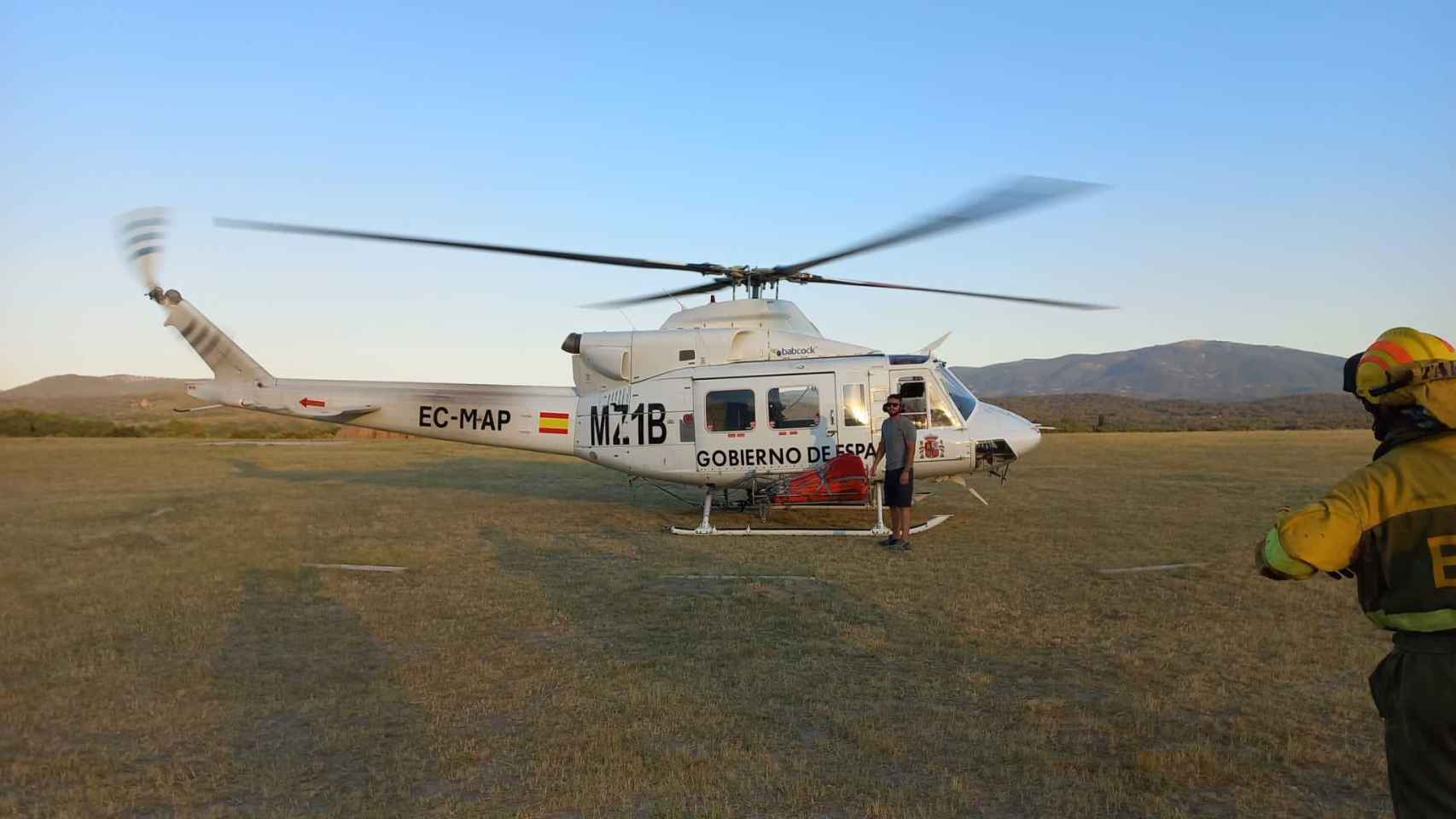 Helicóptero del Gobierno de España participa en la extinción del incendio de San Esteban del Valle, en Ávila