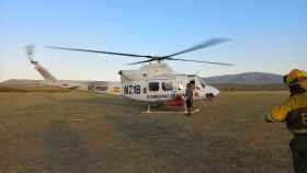 Helicóptero del Gobierno de España participa en la extinción del incendio de San Esteban del Valle, en Ávila