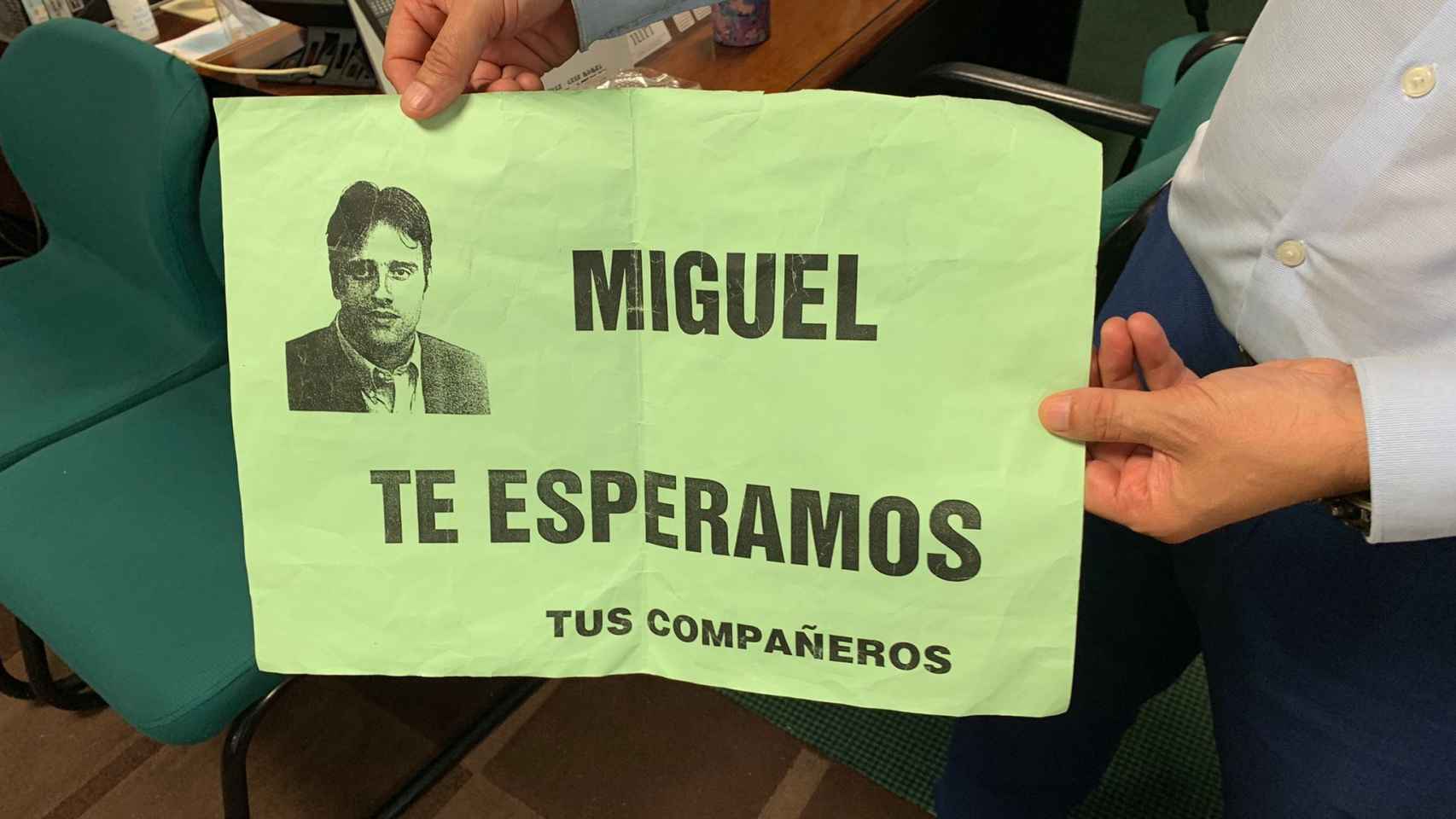 Juan tuvo la idea de hacer el cartel de Miguel, te esperamos que dio la vuelta al mundo. Enseña un original.
