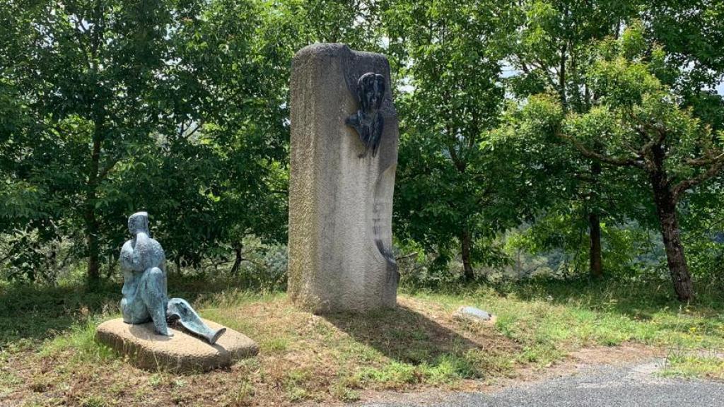 Estado de la escultura dedicada a Blanco en el cemennterio de Faramontaos, oxidada y descolorida.