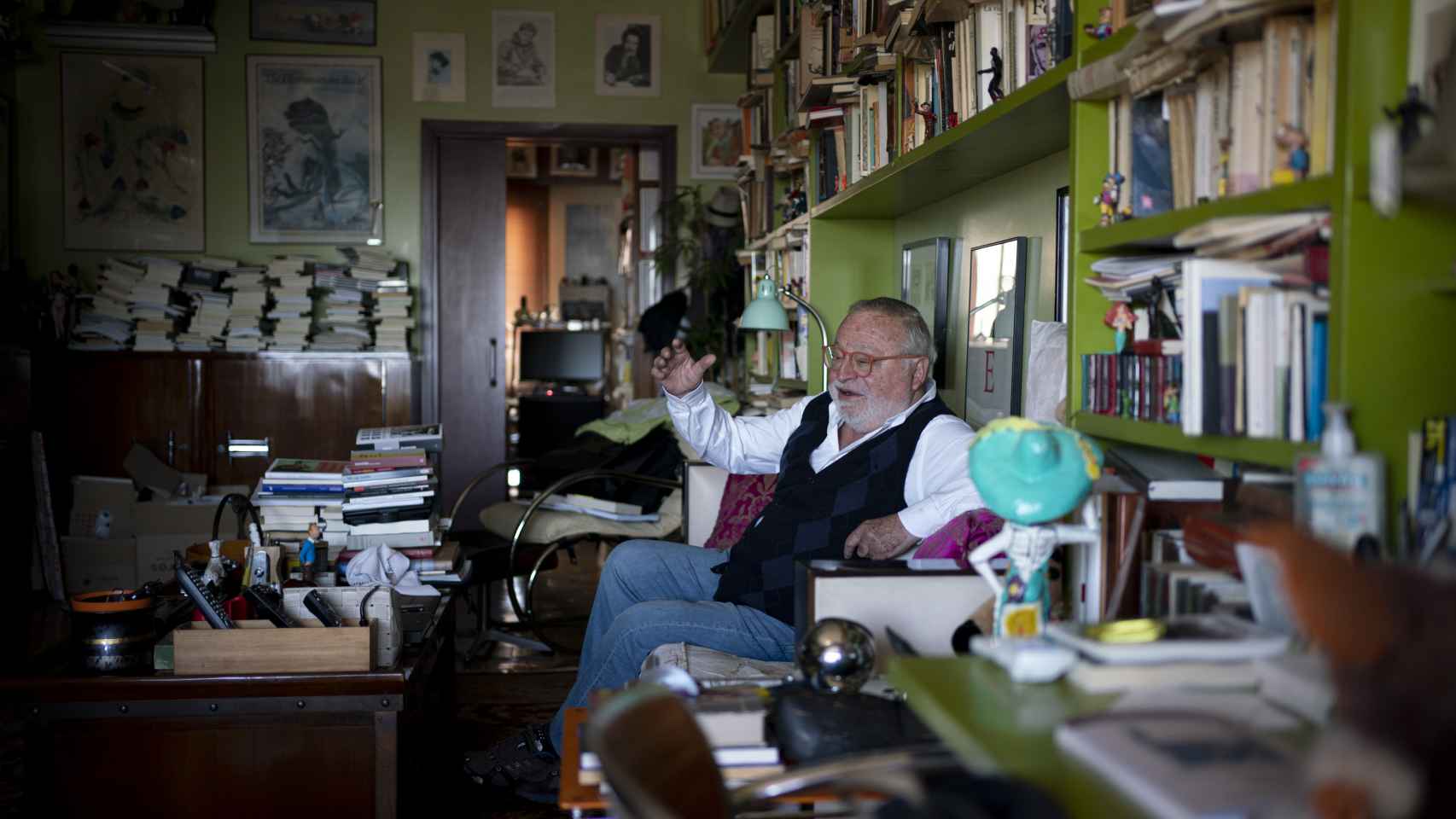 El escritor Fernando Savater, en el salón de su casa de Madrid.