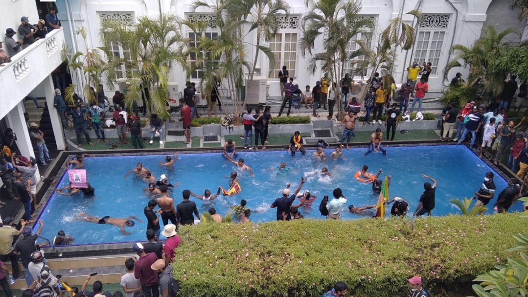 Manifestantes se bañan en la piscina de la vivienda del presidente de Sri Lanka tras irrumpir en ella.