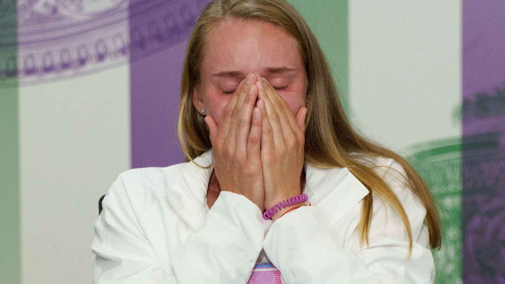 Elena Rybakina llora en rueda de prensa.
