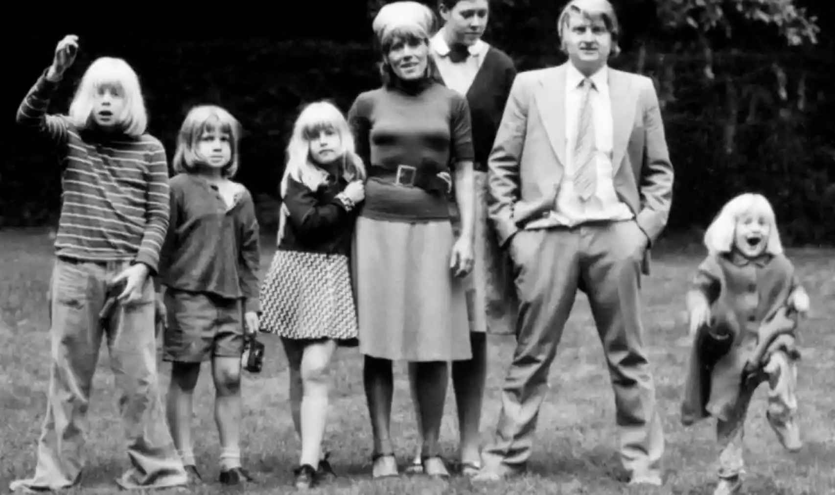 De izquierda a derecha: Boris, Leo, Rachel, Charlotte, Stanley y Jo, junto a su niñera en la fila de atrás en 1974.