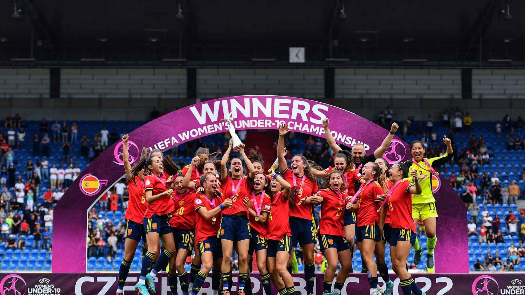 Las jugadoras de la selección española sub19 celebran con el título del Europeo.