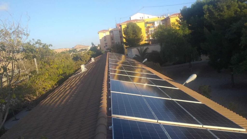 Unas placas solares preparadas, en imagen de archivo.