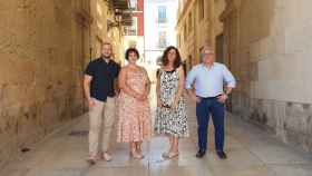 Rafa Mas, Vanesa Romero, Trini Amorós y Antonio Manresa en el portal del Ayuntamiento de Alicante.