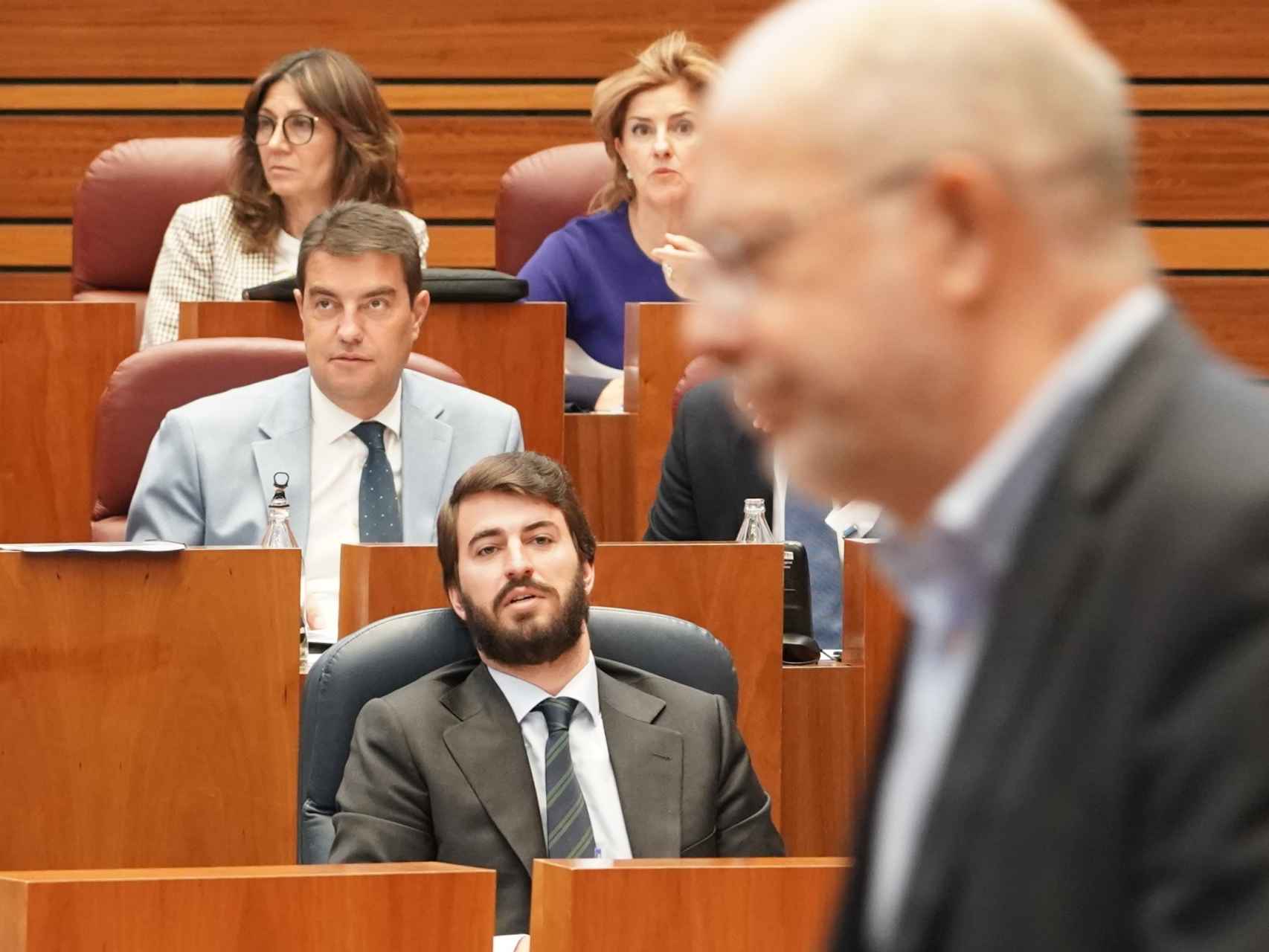En primer término, el procurador de Cs Francisco Igea, tras una de sus intervenciones ante la atenta mirada delvicepresidente de la Junta, Juan García-Gallardo