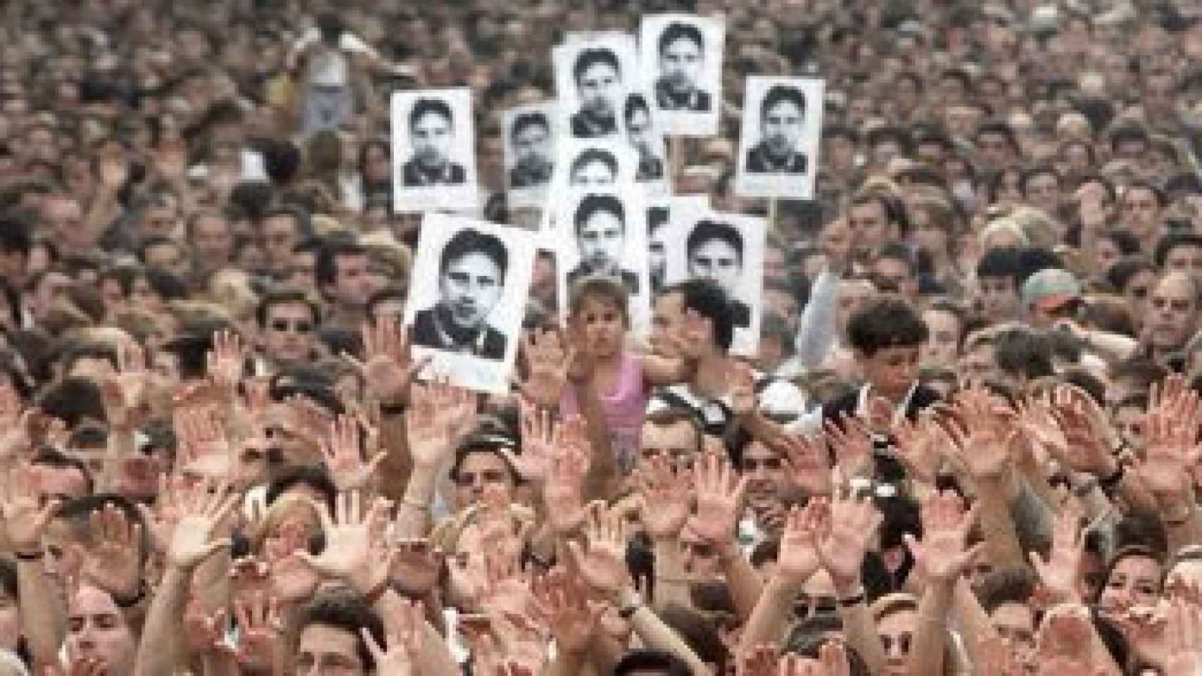 Manifestación pidiendo la liberación de Miguel Ángel Blanco, hace 25 años
