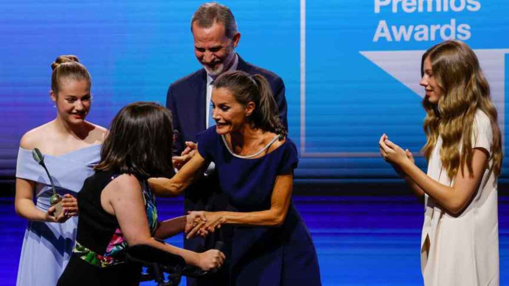 Letizia entregando uno de los premios Princesa de Girona, junto al Rey y sus hijas.