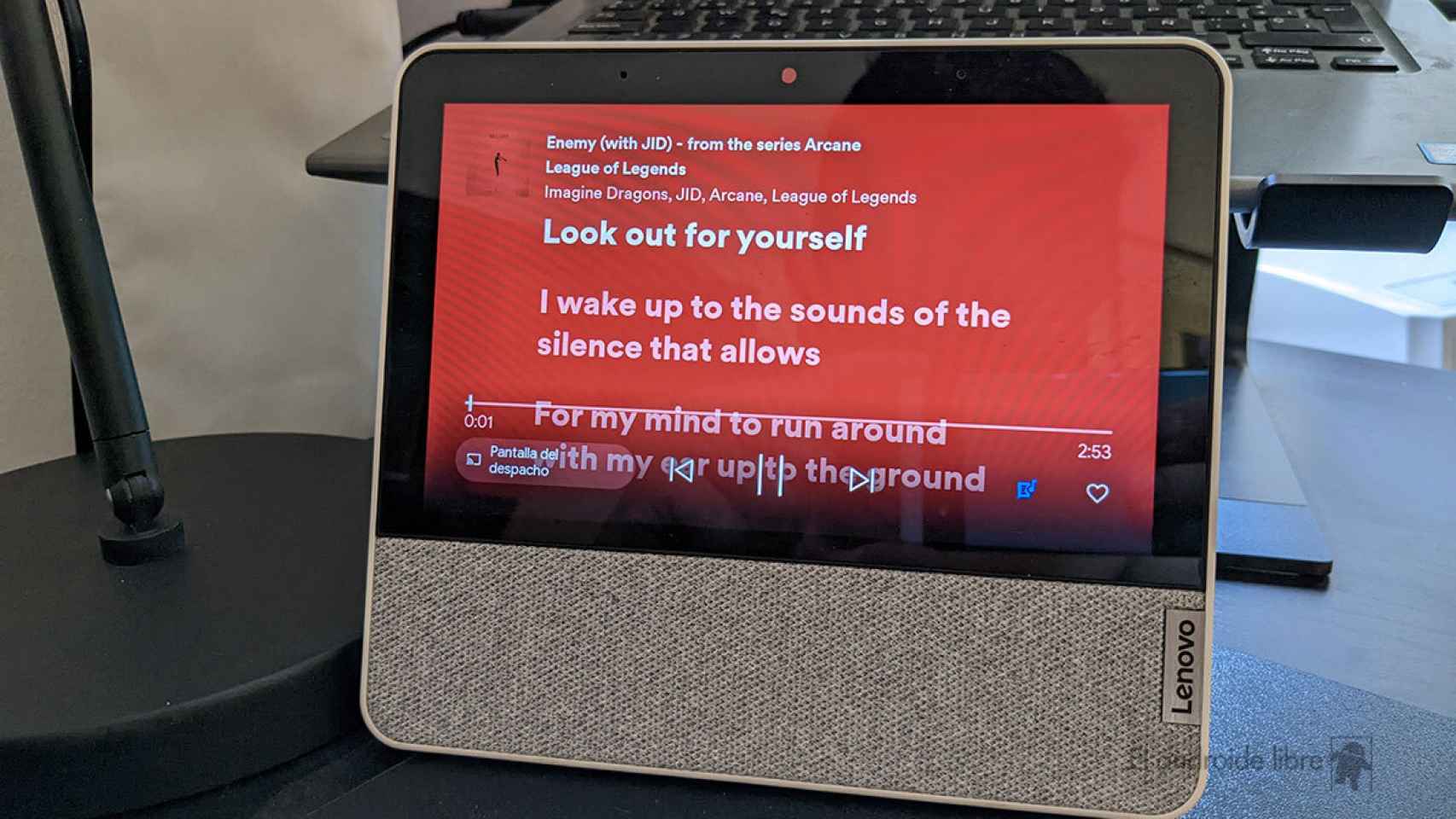Los altavoces de Google con pantalla ya muestran las letras de las canciones de Spotify