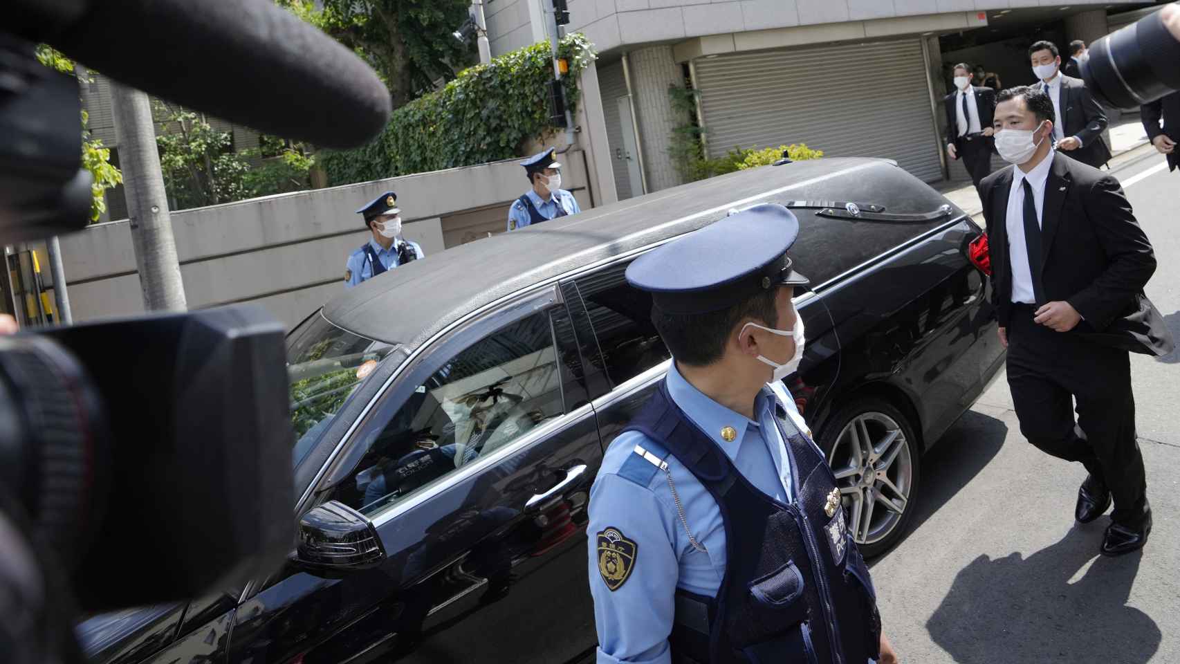 Un coche fúnebre traslada este sábado 9 de julio el cuerpo del exprimer ministro japonés Shinzo Abe, que fue asesinado este viernes en la prefectura de Nara