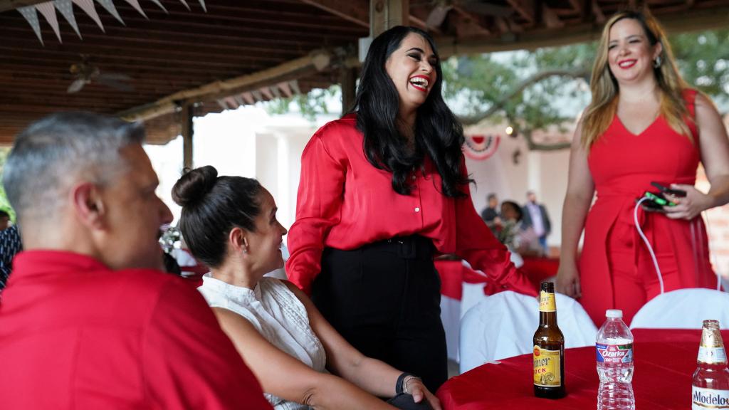 Mayra Flores en la jornada electoral en la que se convirtió en la primera latina de ultraderecha en ganar en Texas.
