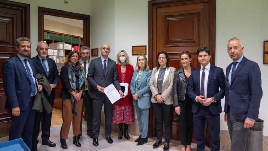 Diputados gallegos del PP en el Congreso registran la solicitud de comparecencia de la ministra de Transportes, Raquel Sánchez.