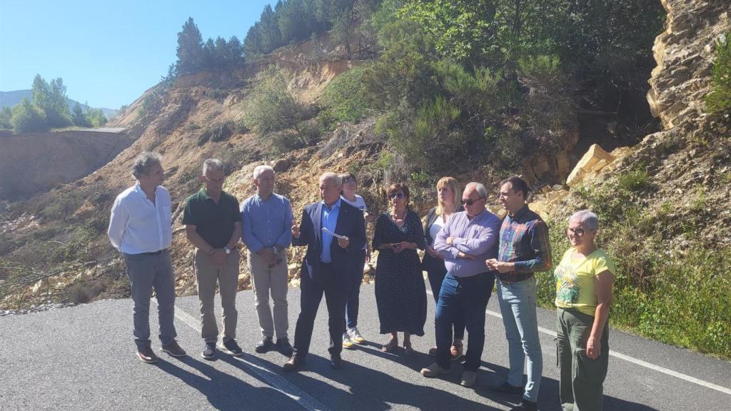 El secretario xeral del PSOE de Lugo, José Tomé, visita la carretera derrumbada en Folgoso do Courel el pasado mes de marzo.