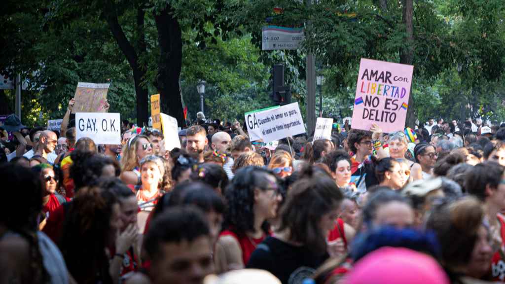 Vista general de la manifestación del Orgullo en el Paseo del Prado, en Madrid.