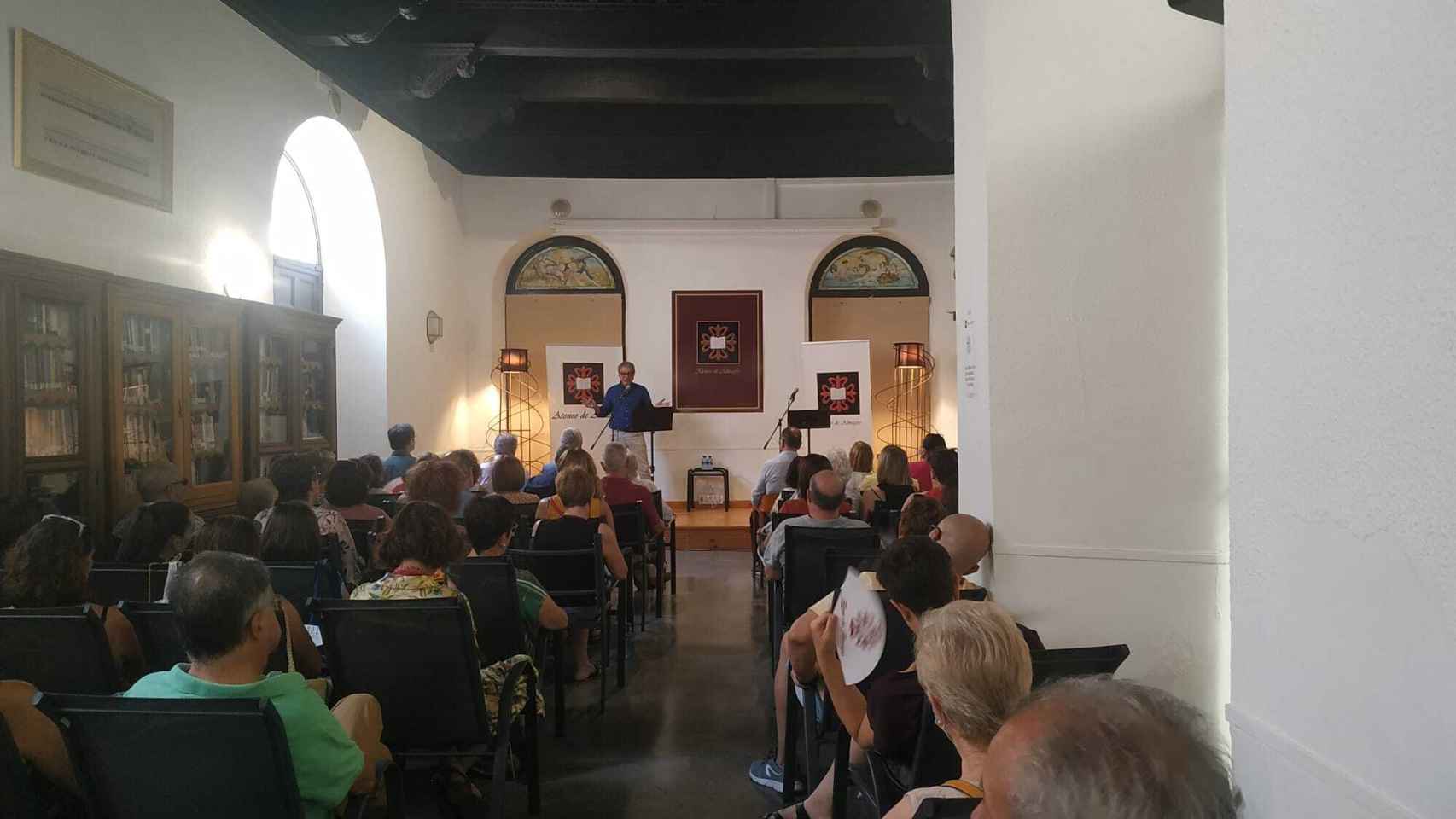 Numeroso público asistió a la presentación de las nuevas obras de Manuel Juliá