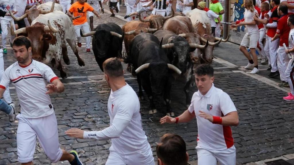 Los mozos, durante un encierro de los Sanfermines.