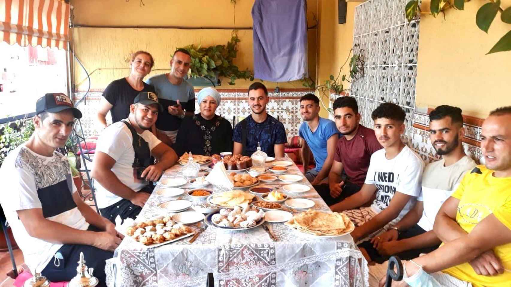 Sabah Ahmed junto a un grupo de hombres a los que acogió en la espera para entrar a Marruecos.