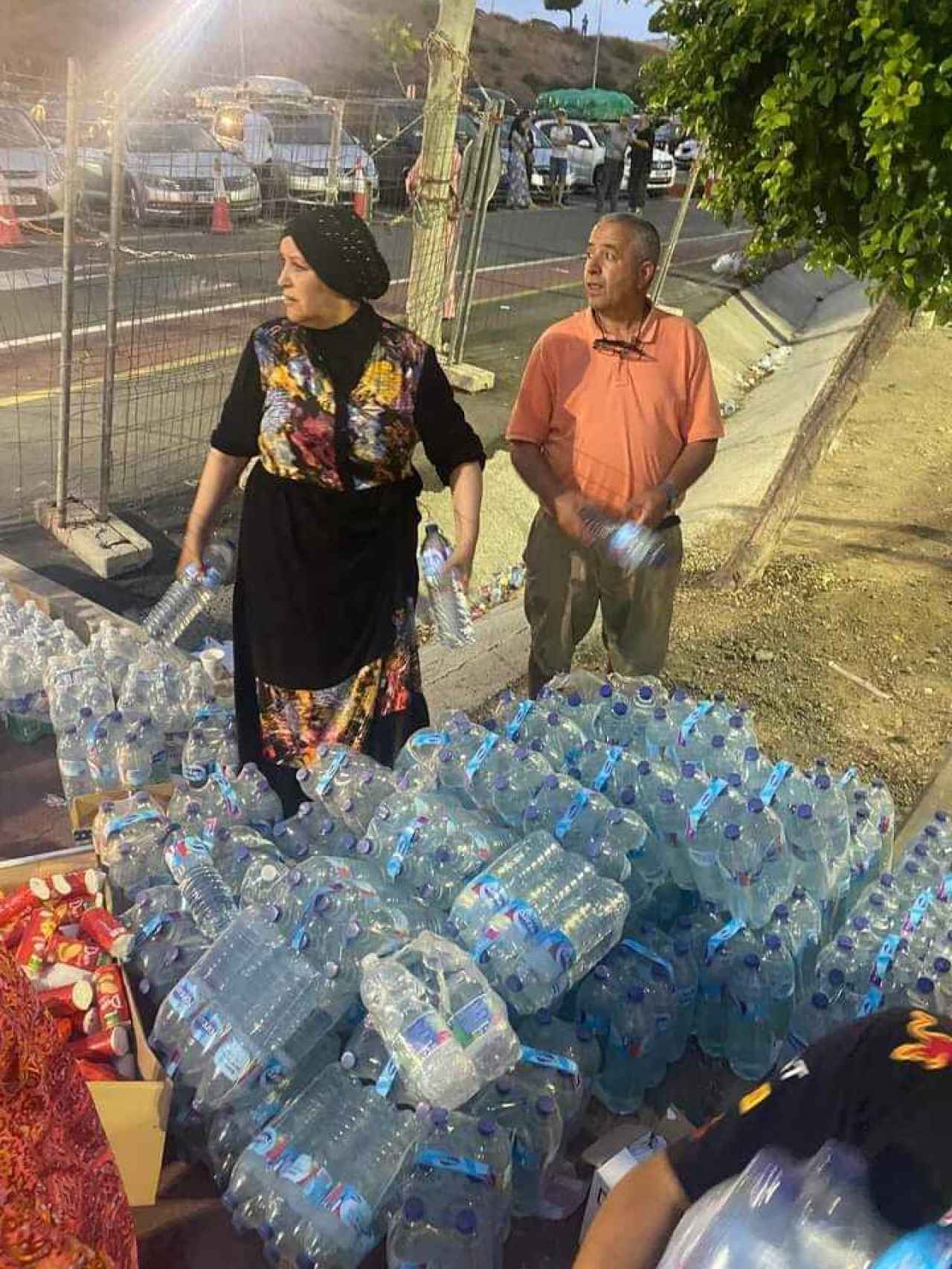 Sabah repartiendo agua a las personas que esperan en la frontera.