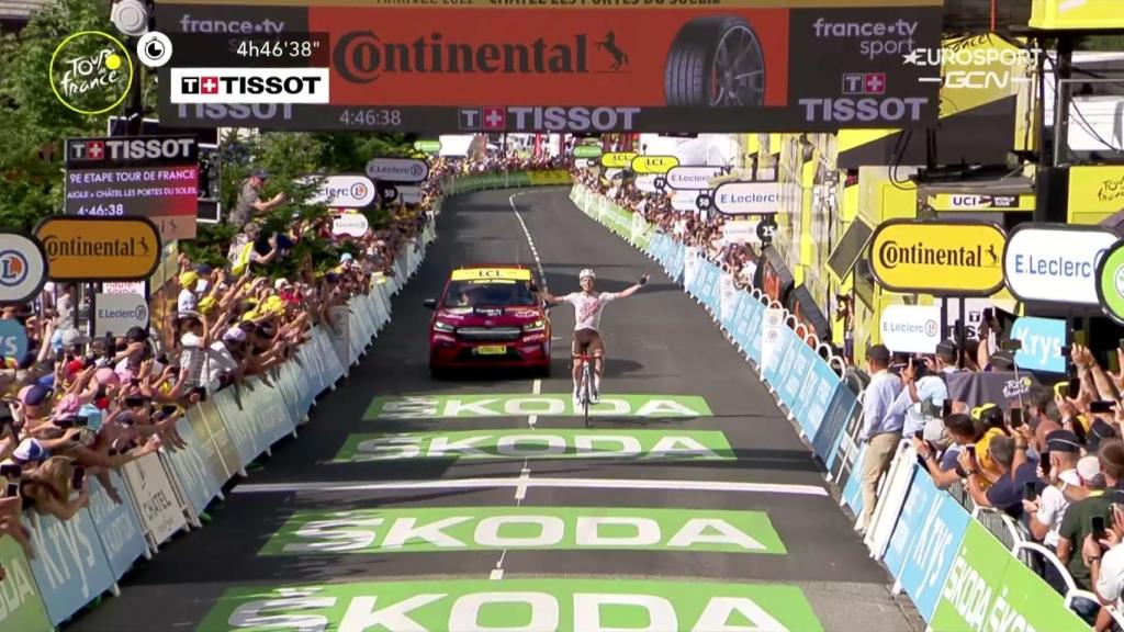 Bob Jungels celebra en meta.