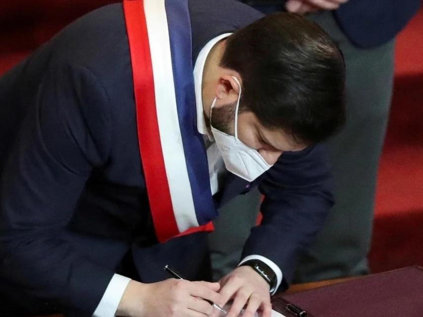 Gabriel Boric, firmando el decreto para convocar al plebiscito constitucional.