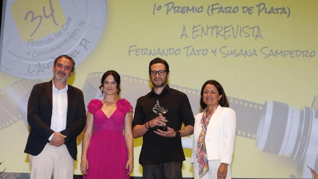 Los ganadores del Faro de Plata, recogiendo el premio este sábado.