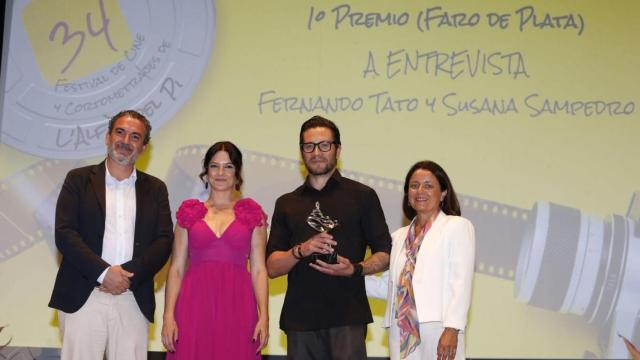 Los ganadores del Faro de Plata, recogiendo el premio este sábado.