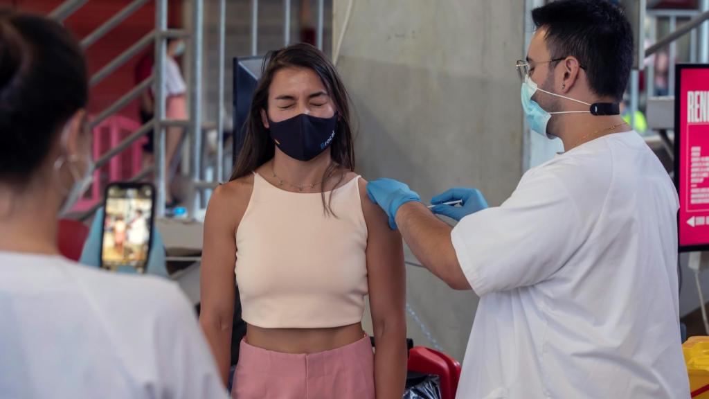 Una joven recibe una dosis de la vacuna contra la Covid-19, en imagen de archivo.