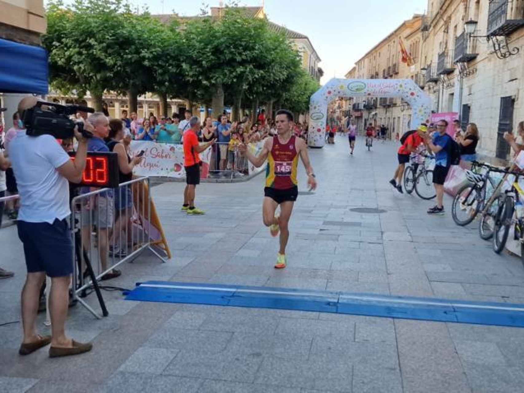Un corredor del Vino Toro Caja Rural en la Media Maratón de El Burgo de Osma, en Soria, este fin de semana.
