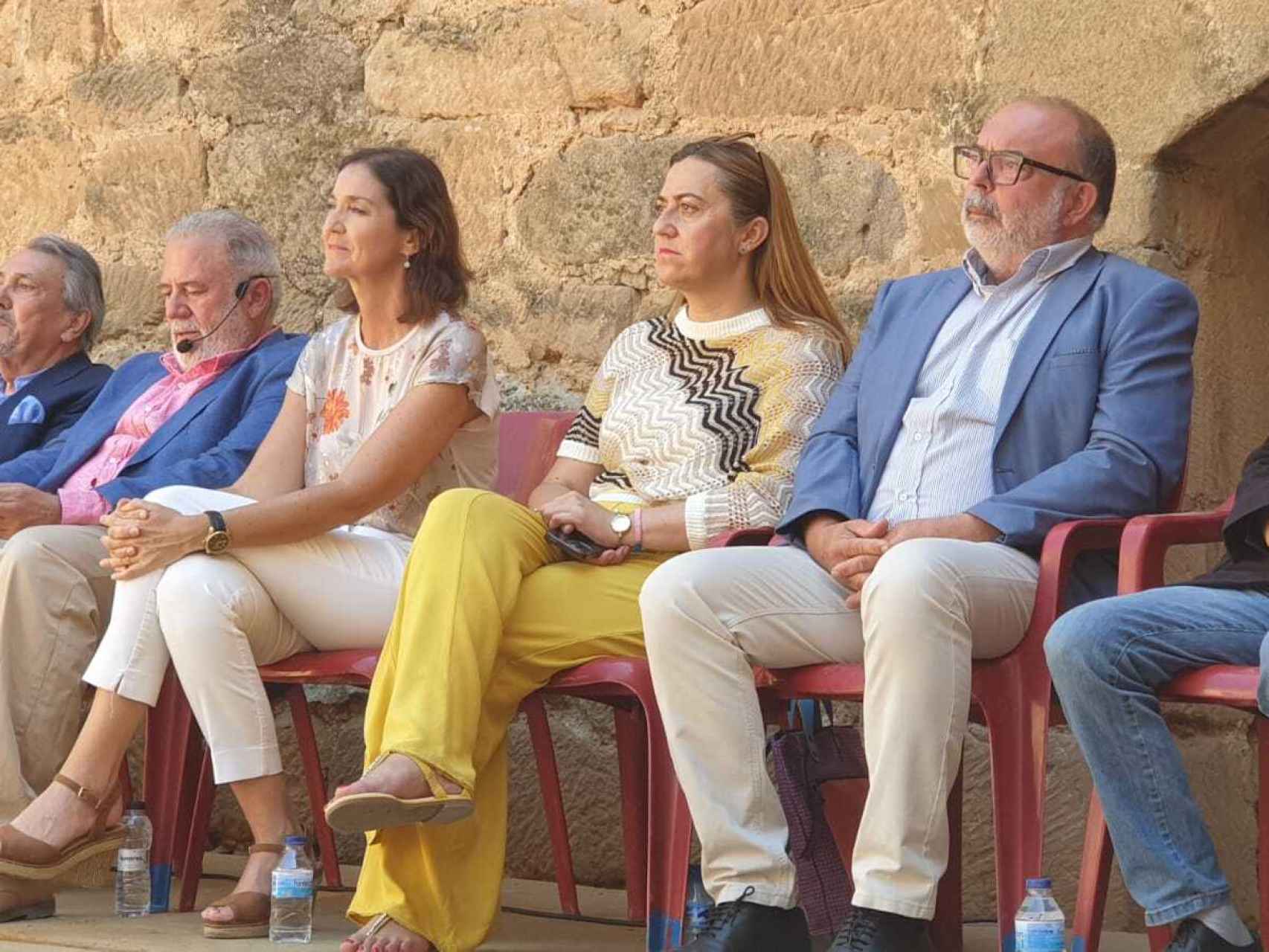 La ministra de Industria, Reyes Maroto, y la delegada del Gobierno, Virginia Barcones, este domingo en Monteagudo de las Vicarías, en Soria.