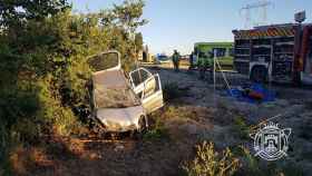 Rescate de una mujer herida tras acabar con su coche sobre un árbol en Burgos