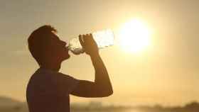 Imagen de archivo de un hombre bebiendo agua.