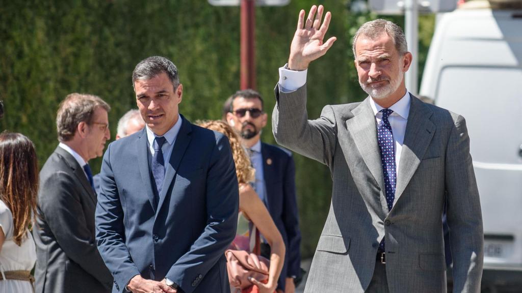 El presidente Pedro Sánchez y el Rey Felipe VI, este domingo en Ermua antes de iniciarse el homenaje a Miguel Ángel Blanco.