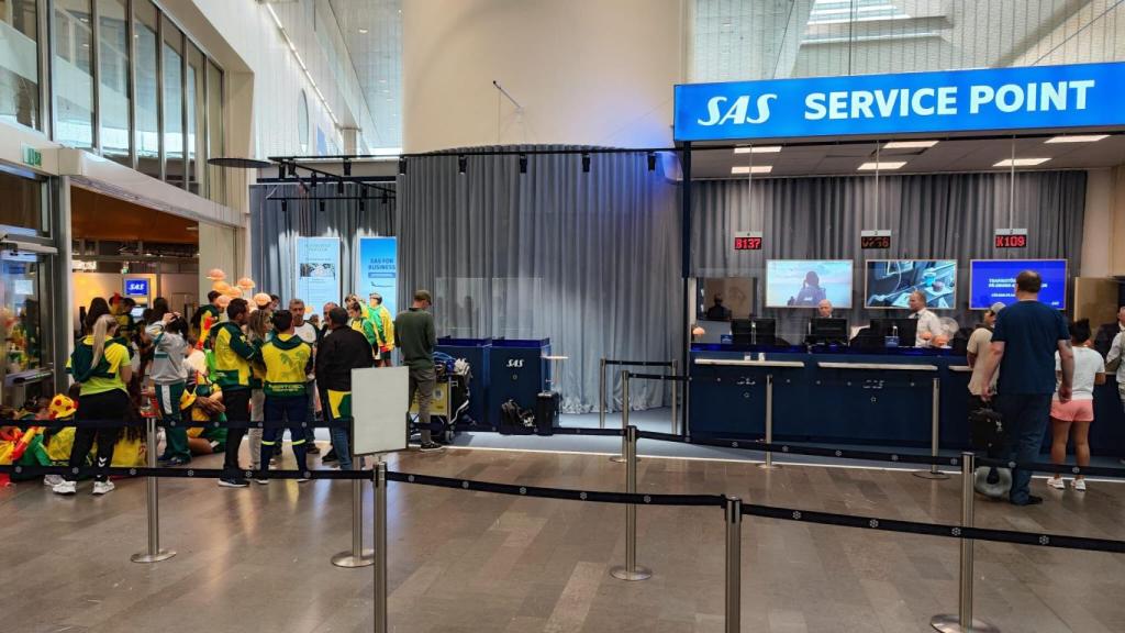 Los jugadores, junto a un stand de la aerolínea.