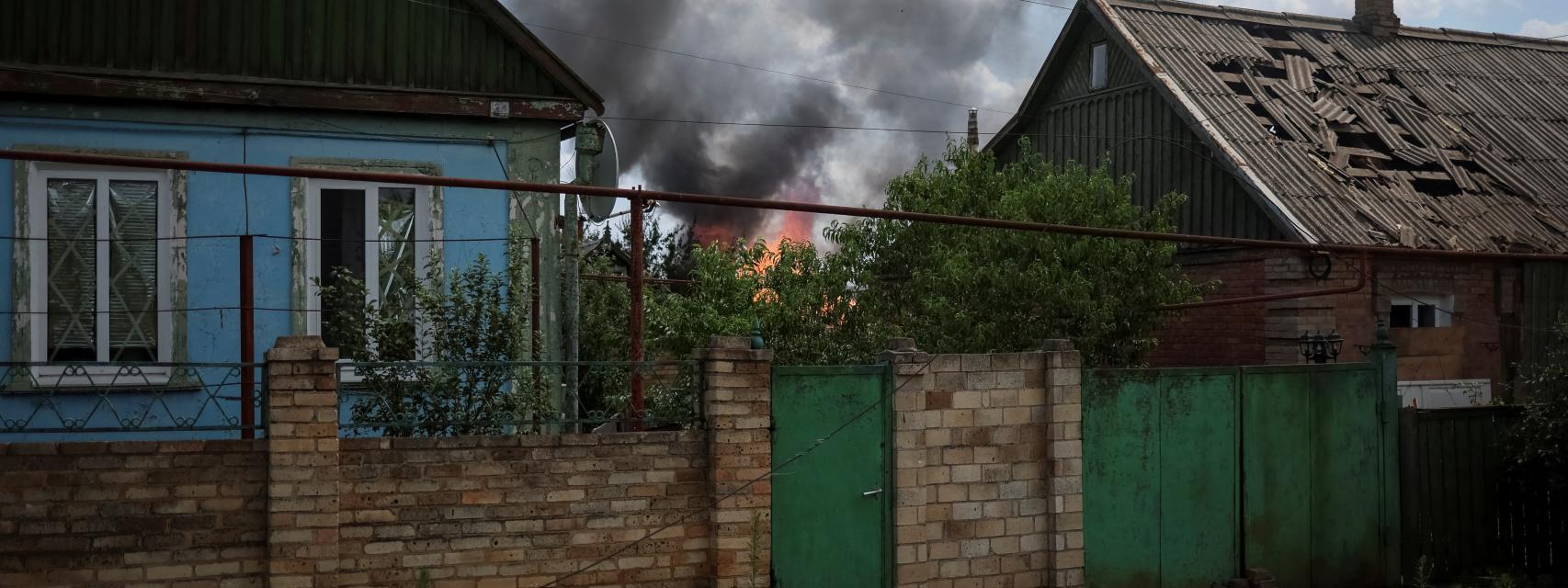 Una casa arde en la región del  Donbás.