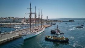 Impresionantes imágenes en redes de la salida del buque Juan Sebastián Elcano de A Coruña