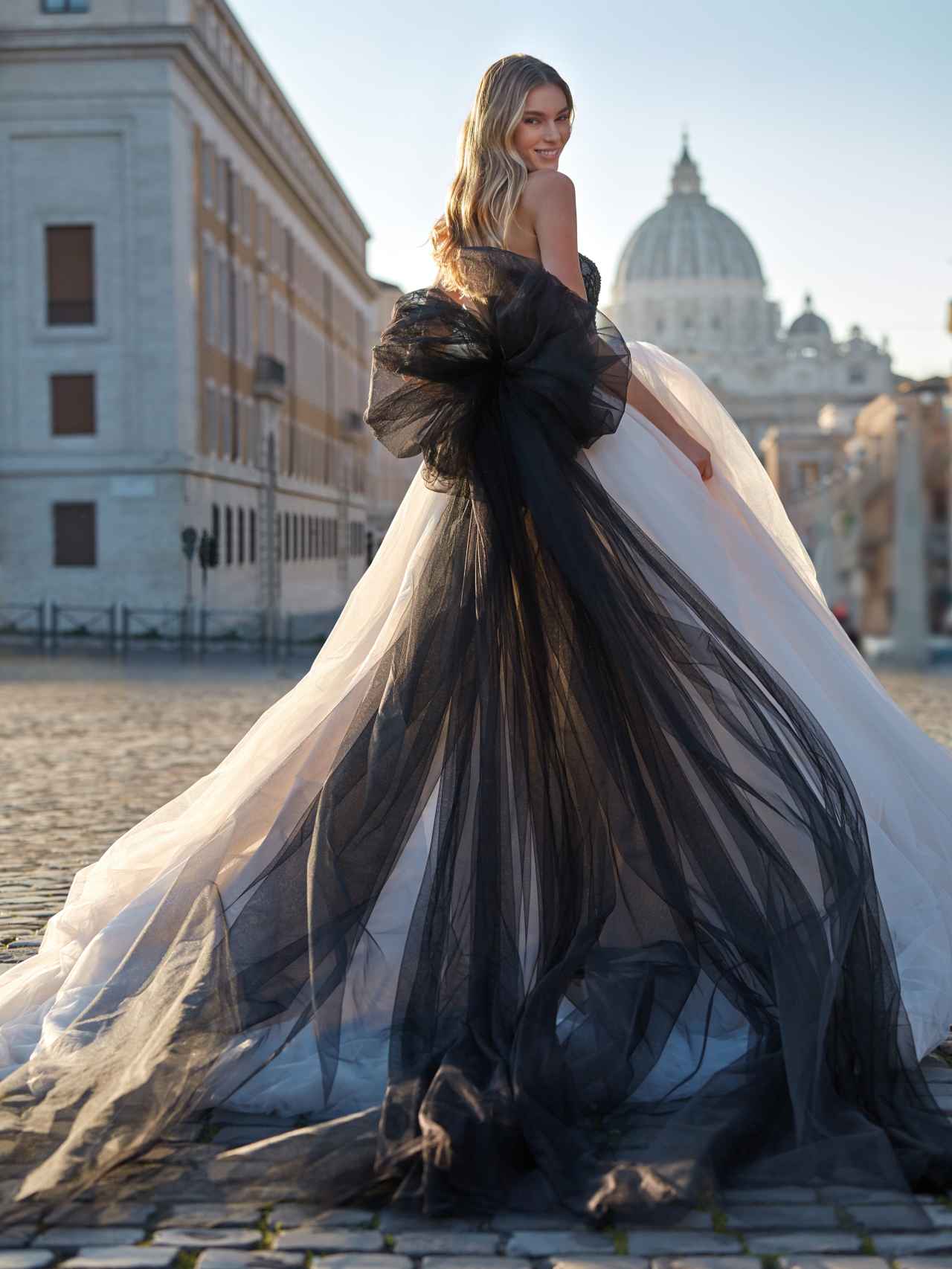 Fotografía promocional cedida por la empresa española Pronovias en donde se aprecia el modelo Eldora en blanco y negro de Nicole Milano.