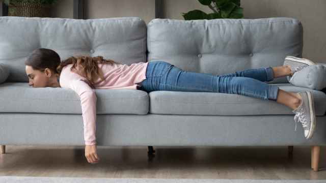 Imagen de archivo de una mujer tumbada en un sofá.