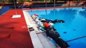 Vandalismo en una piscina de Guadalajara: duchas arrancadas, basura en el agua, toldos rotos...