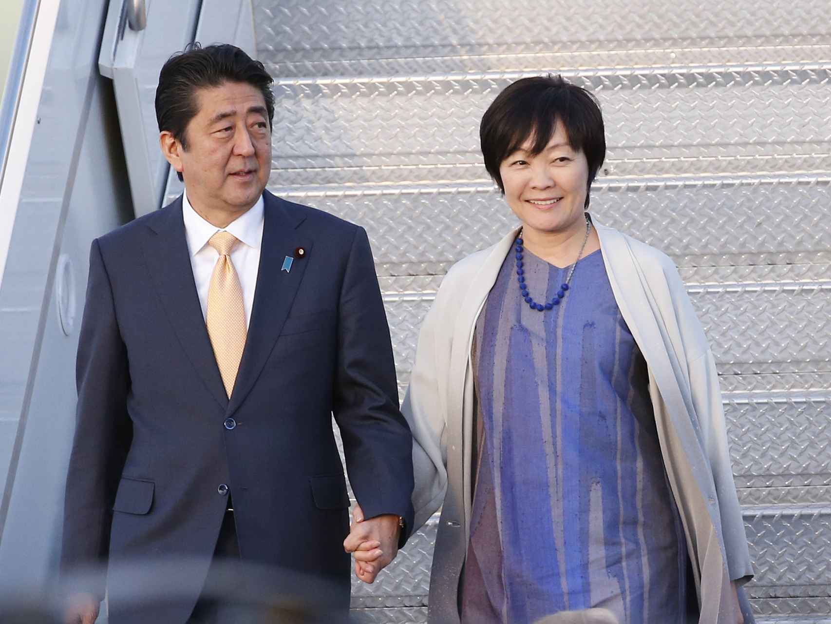 Shinzo y Akie Abe se mostraban inseparables en los actos públicos, con gestos de cariño que nunca se habían visto en líderes japoneses.