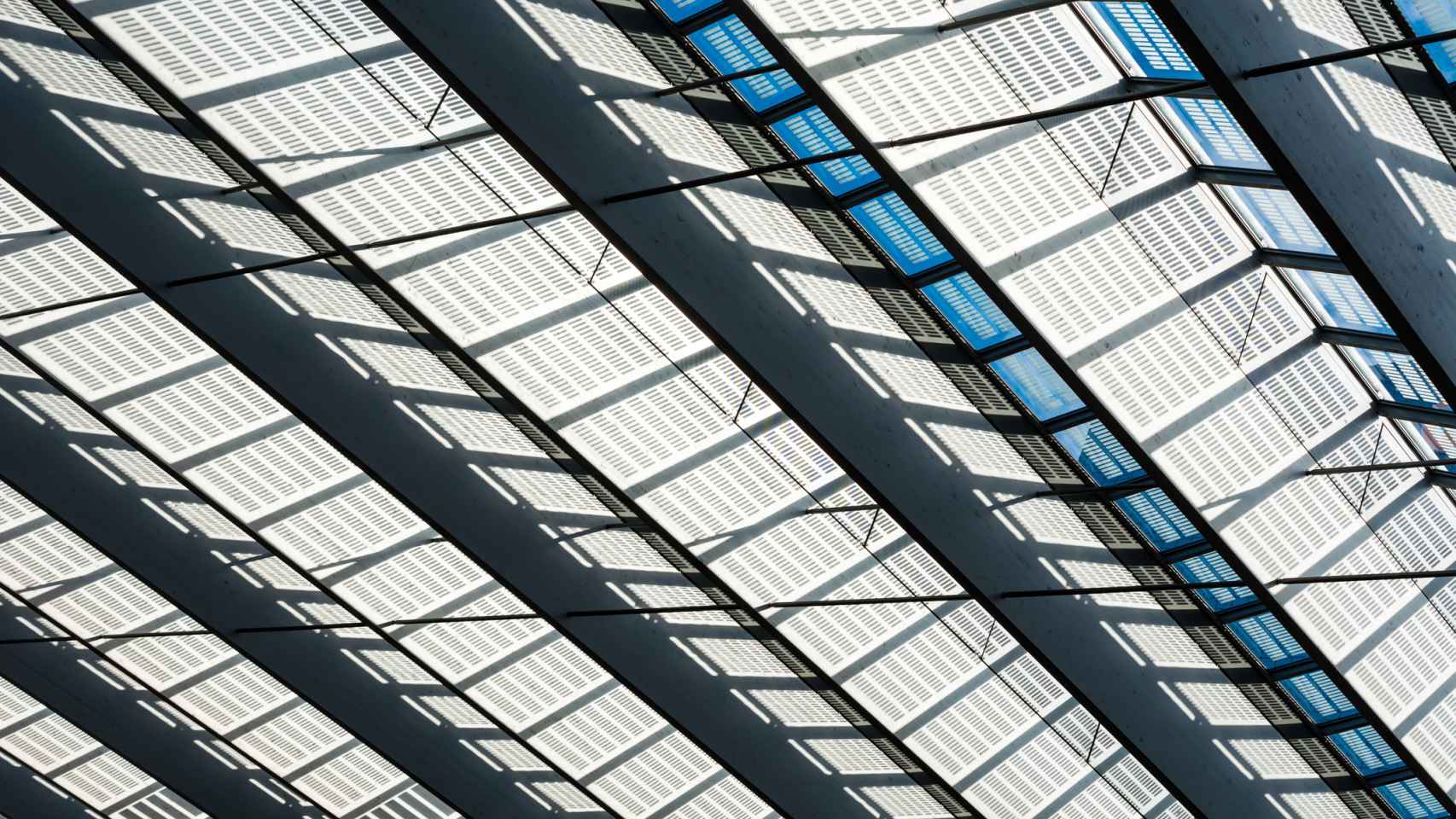 La nueva Estación Central de Róterdam tiene el techo de estación de paneles solares más grande de Europa